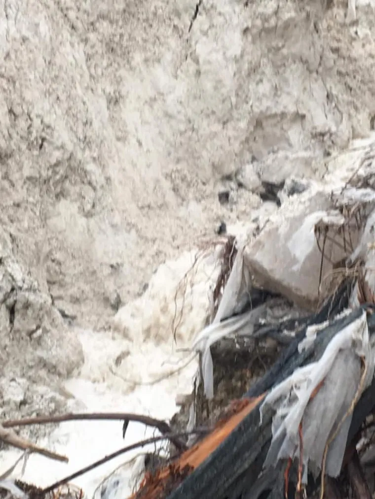 Iz građanske inicijative "Na&scaron; potok" izvje&scaron;tavaju kako su posljednjom bujicom enormne količine građevinskog otpada, plastike, guma te agrotekstila zavr&scaron;ile u Pazinčici i Pazinskoj jami. Na vi&scaron;e mjesta voda prodora ispod nasipa te i dalje ispire materijal.