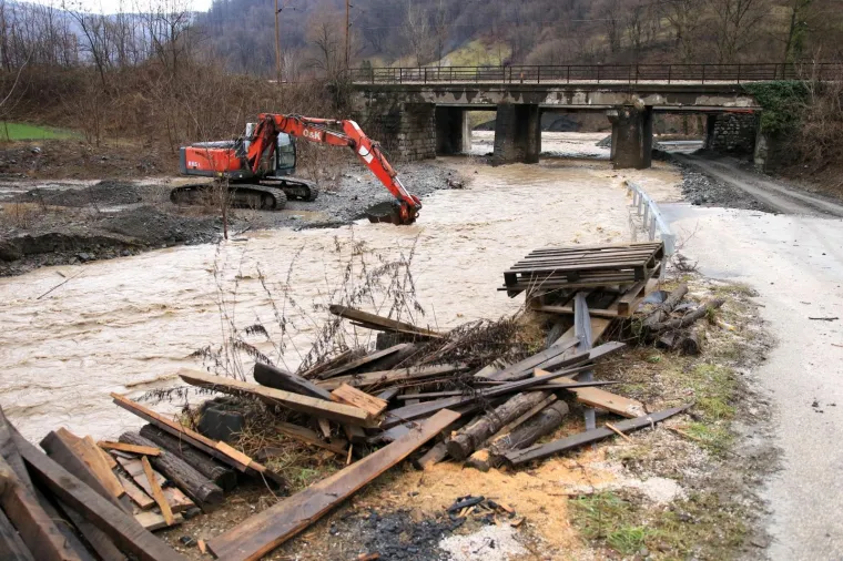 Stanje u dijelu BiH dramatično zbog poplava: Sru&scaron;eni mostovi, odvaljene ceste i kuće u vodi