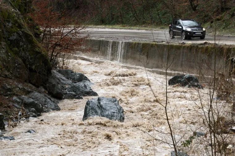Stanje u dijelu BiH dramatično zbog poplava: Sru&scaron;eni mostovi, odvaljene ceste i kuće u vodi