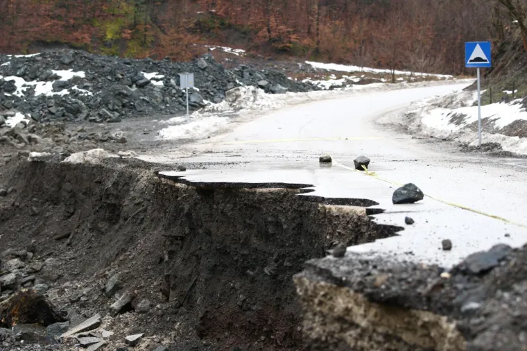 Stanje u dijelu BiH dramatično zbog poplava: Sru&scaron;eni mostovi, odvaljene ceste i kuće u vodi