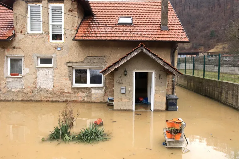 Stanje u dijelu BiH dramatično zbog poplava: Sru&scaron;eni mostovi, odvaljene ceste i kuće u vodi
