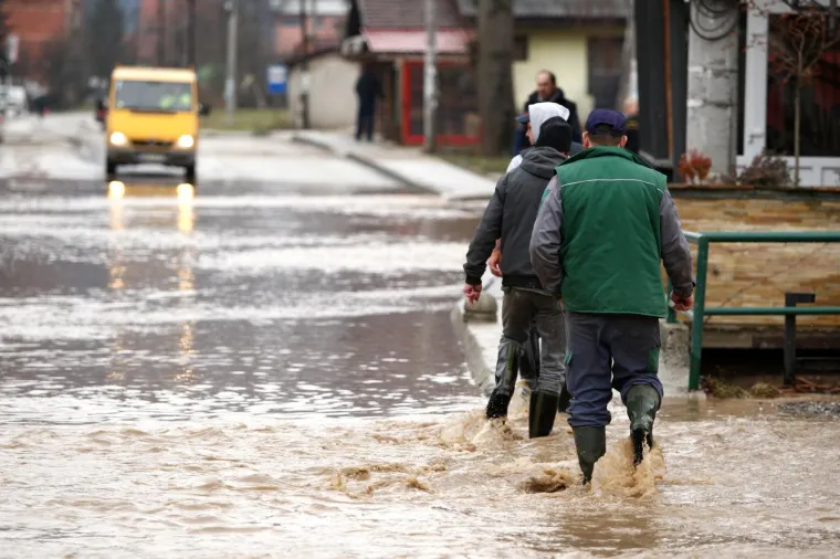 Stanje u dijelu BiH dramatično zbog poplava: Sru&scaron;eni mostovi, odvaljene ceste i kuće u vodi