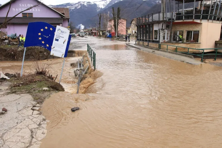 Stanje u dijelu BiH dramatično zbog poplava: Sru&scaron;eni mostovi, odvaljene ceste i kuće u vodi