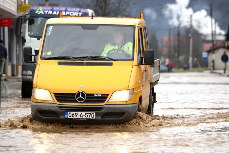 Stanje u dijelu BiH dramatično zbog poplava: Sru&scaron;eni mostovi, odvaljene ceste i kuće u vodi