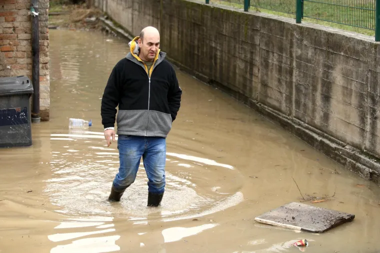 Stanje u dijelu BiH dramatično zbog poplava: Sru&scaron;eni mostovi, odvaljene ceste i kuće u vodi