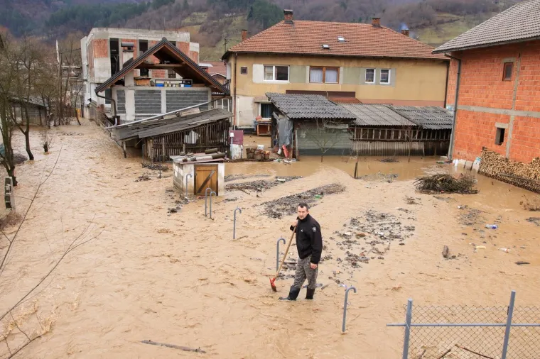 Stanje u dijelu BiH dramatično zbog poplava: Sru&scaron;eni mostovi, odvaljene ceste i kuće u vodi