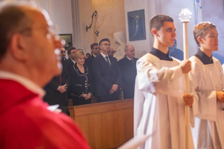 Biskup kritizirao ispred državnog vrha: 'Sekularizam je u&scaron;ao u kuće, a s vjernicima se izruguje i &scaron;ali'