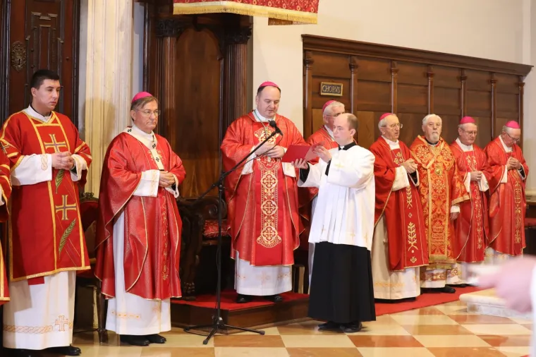 Biskup kritizirao ispred državnog vrha: 'Sekularizam je u&scaron;ao u kuće, a s vjernicima se izruguje i &scaron;ali'