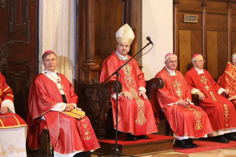 Biskup kritizirao ispred državnog vrha: 'Sekularizam je u&scaron;ao u kuće, a s vjernicima se izruguje i &scaron;ali'