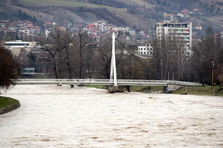 U Zenici i okolici zbog poplava proglašeno izvanredno stanje 03.02.2019, Zenica, Bosna i Hercegovina - Vodostaj rijeke Bosne koji je sinoc na ovom mjestu bio 5 metara, jutros je pao za pola metra. Photo: Armin Durgut/PIXSELL