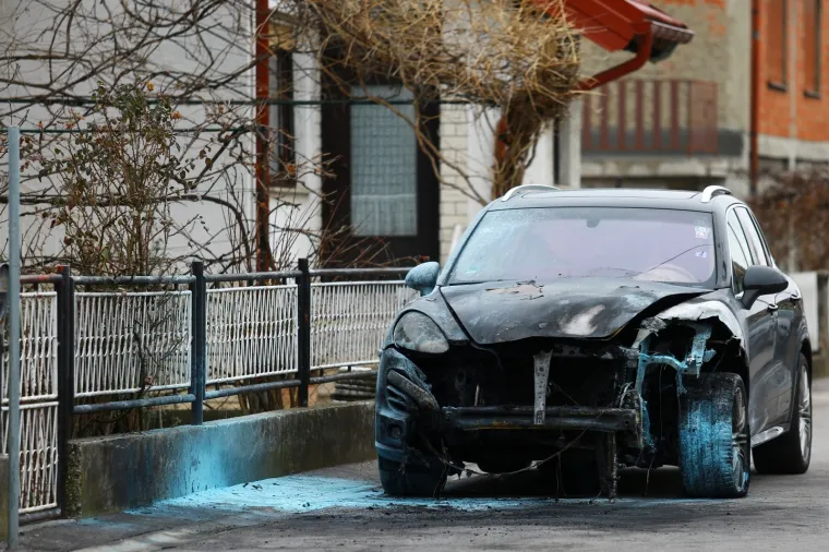Pod jo&scaron; uvijek nerazja&scaron;njenim okolnostima sinoć ne&scaron;to prije ponoći do&scaron;lo je do požara terenca Porsche Cayenne u Ulici Poljane na području zagrebačke Trnave.