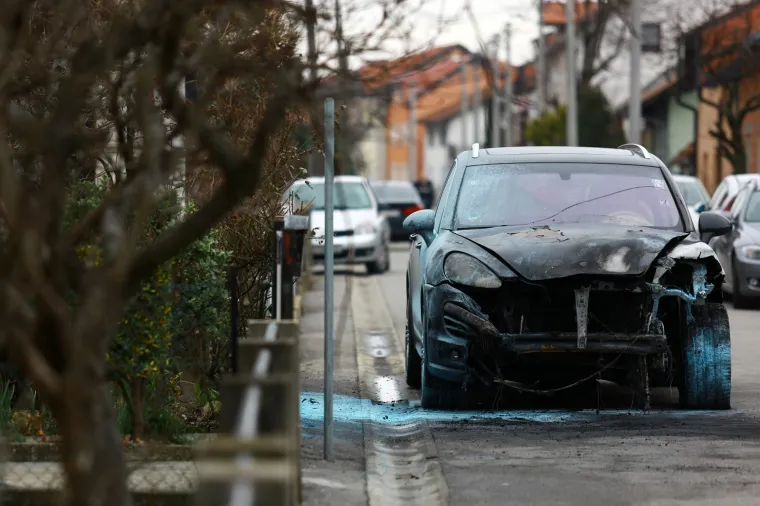 Pod jo&scaron; uvijek nerazja&scaron;njenim okolnostima sinoć ne&scaron;to prije ponoći do&scaron;lo je do požara terenca Porsche Cayenne u Ulici Poljane na području zagrebačke Trnave.
