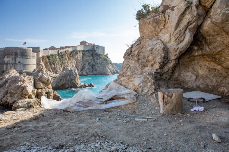 Već nekoliko dana traju ilegalni radovi podno tvrđave Lovrijenac u Dubrovniku, a policija vr&scaron;i izvide. Motivi ovih ilegalnih radova su nepoznati, a počinitelji nisu dobili nikakvu koncesiju, kao ni građevinske dozvole za zahvate ispod tvrđave Lovrijenac.