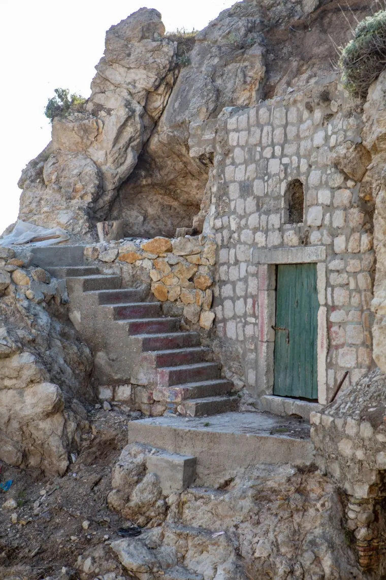 Već nekoliko dana traju ilegalni radovi podno tvrđave Lovrijenac u Dubrovniku, a policija vr&scaron;i izvide. Motivi ovih ilegalnih radova su nepoznati, a počinitelji nisu dobili nikakvu koncesiju, kao ni građevinske dozvole za zahvate ispod tvrđave Lovrijenac.