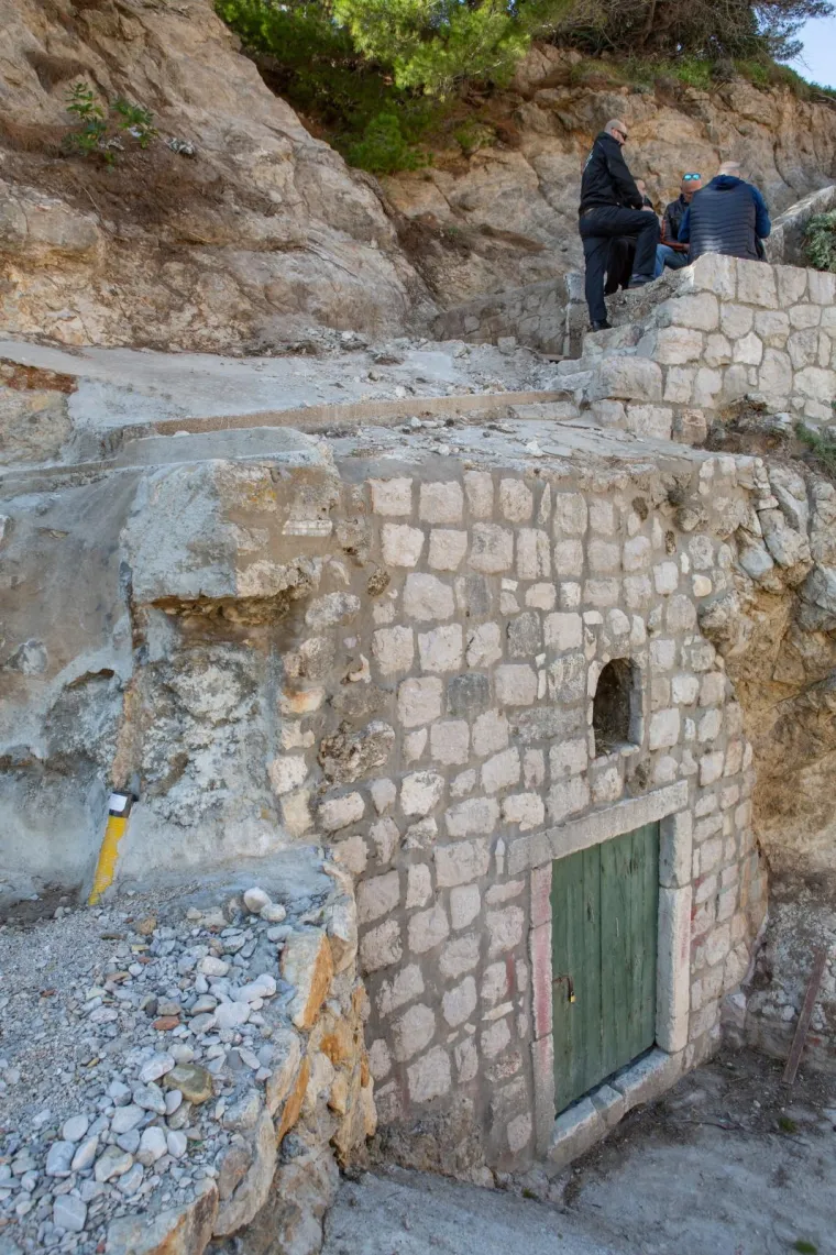 Već nekoliko dana traju ilegalni radovi podno tvrđave Lovrijenac u Dubrovniku, a policija vr&scaron;i izvide. Motivi ovih ilegalnih radova su nepoznati, a počinitelji nisu dobili nikakvu koncesiju, kao ni građevinske dozvole za zahvate ispod tvrđave Lovrijenac.