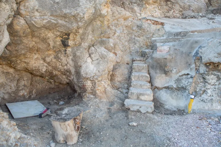 Već nekoliko dana traju ilegalni radovi podno tvrđave Lovrijenac u Dubrovniku, a policija vr&scaron;i izvide. Motivi ovih ilegalnih radova su nepoznati, a počinitelji nisu dobili nikakvu koncesiju, kao ni građevinske dozvole za zahvate ispod tvrđave Lovrijenac.