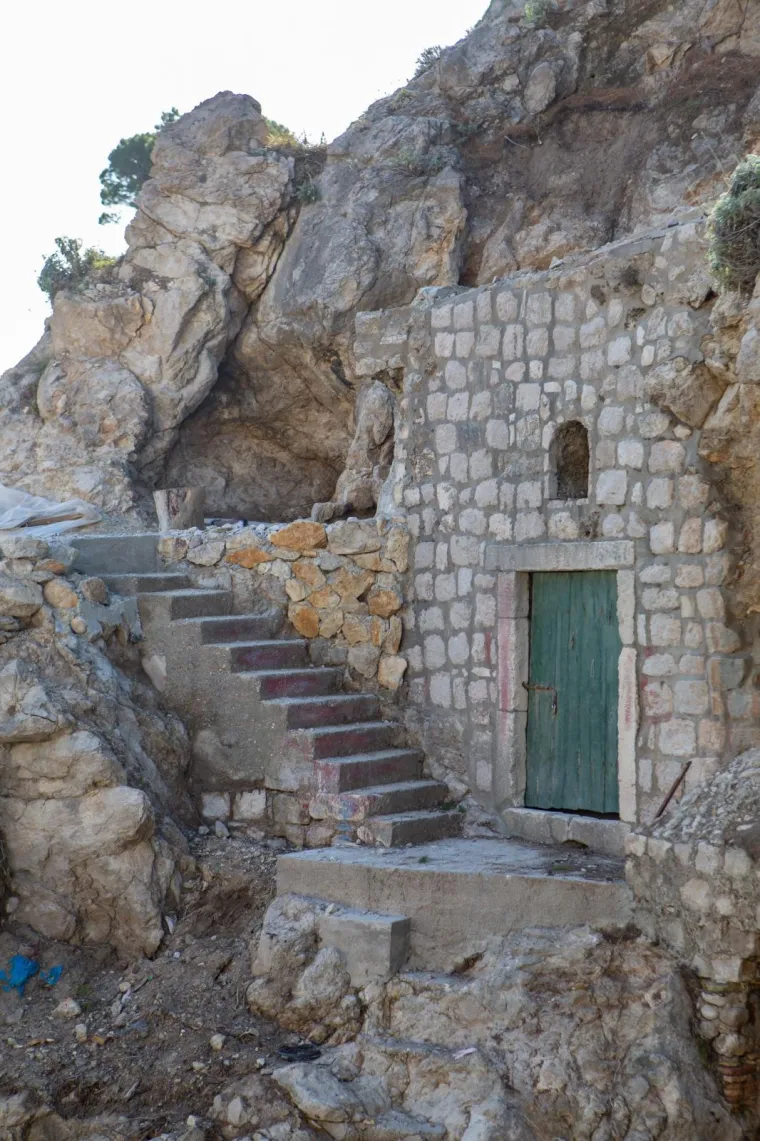 Već nekoliko dana traju ilegalni radovi podno tvrđave Lovrijenac u Dubrovniku, a policija vr&scaron;i izvide. Motivi ovih ilegalnih radova su nepoznati, a počinitelji nisu dobili nikakvu koncesiju, kao ni građevinske dozvole za zahvate ispod tvrđave Lovrijenac.