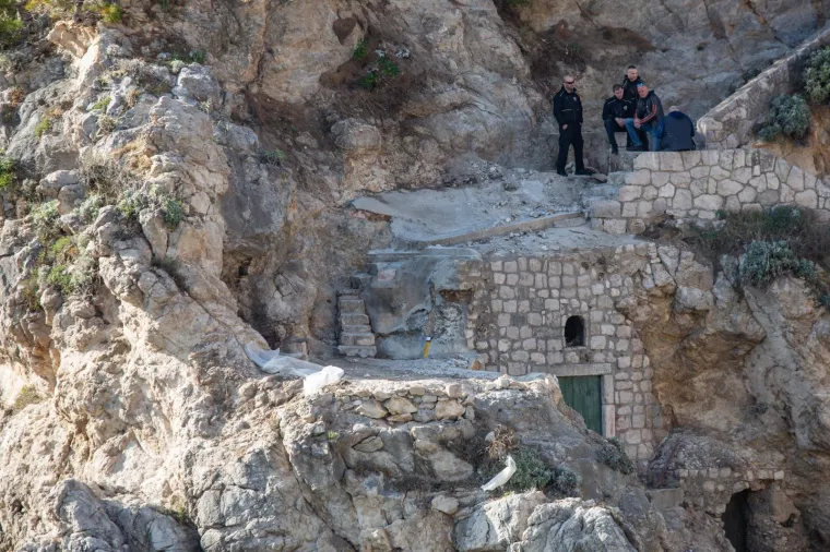 Već nekoliko dana traju ilegalni radovi podno tvrđave Lovrijenac u Dubrovniku, a policija vr&scaron;i izvide. Motivi ovih ilegalnih radova su nepoznati, a počinitelji nisu dobili nikakvu koncesiju, kao ni građevinske dozvole za zahvate ispod tvrđave Lovrijenac.