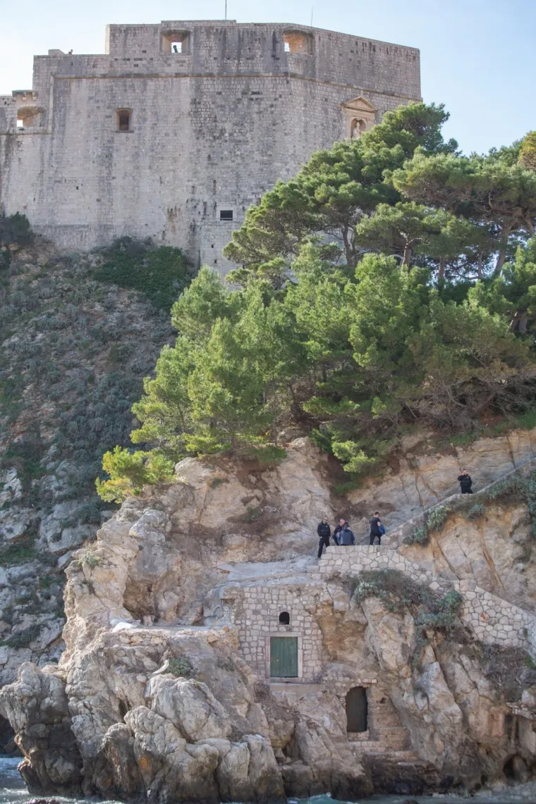 Već nekoliko dana traju ilegalni radovi podno tvrđave Lovrijenac u Dubrovniku, a policija vr&scaron;i izvide. Motivi ovih ilegalnih radova su nepoznati, a počinitelji nisu dobili nikakvu koncesiju, kao ni građevinske dozvole za zahvate ispod tvrđave Lovrijenac.