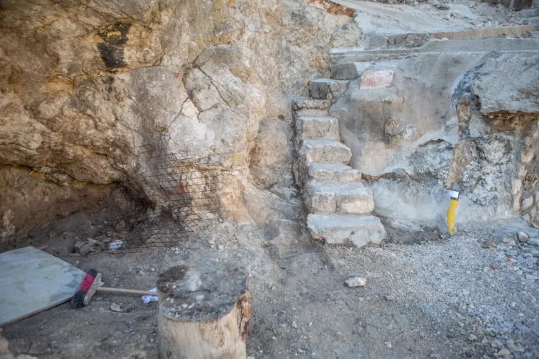 Već nekoliko dana traju ilegalni radovi podno tvrđave Lovrijenac u Dubrovniku, a policija vr&scaron;i izvide. Motivi ovih ilegalnih radova su nepoznati, a počinitelji nisu dobili nikakvu koncesiju, kao ni građevinske dozvole za zahvate ispod tvrđave Lovrijenac.