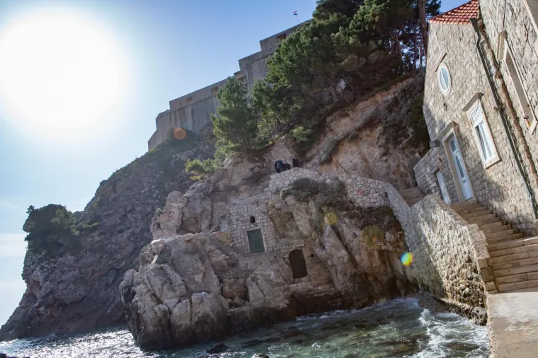 Već nekoliko dana traju ilegalni radovi podno tvrđave Lovrijenac u Dubrovniku, a policija vr&scaron;i izvide. Motivi ovih ilegalnih radova su nepoznati, a počinitelji nisu dobili nikakvu koncesiju, kao ni građevinske dozvole za zahvate ispod tvrđave Lovrijenac.