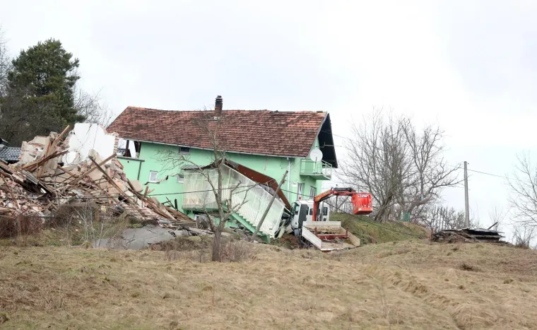 Prije godinu dana zbog klizi&scaron;ta uru&scaron;ile su se kuće na Starom putu u Hrvatskoj Kostajnici. Tridesetak ljudi tada je ostalo bez krova nad glavom.