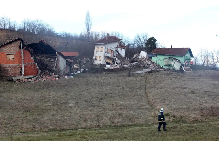Prije godinu dana zbog klizi&scaron;ta uru&scaron;ile su se kuće na Starom putu u Hrvatskoj Kostajnici. Tridesetak ljudi tada je ostalo bez krova nad glavom.