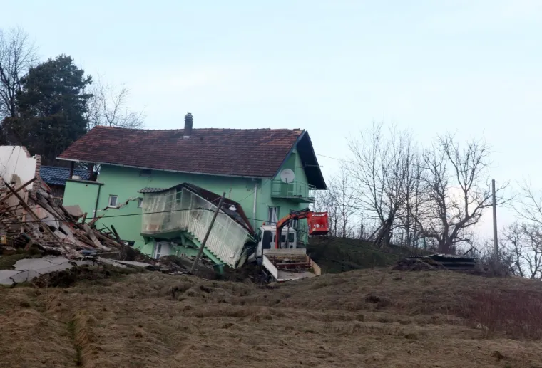 Prije godinu dana zbog klizi&scaron;ta uru&scaron;ile su se kuće na Starom putu u Hrvatskoj Kostajnici. Tridesetak ljudi tada je ostalo bez krova nad glavom.