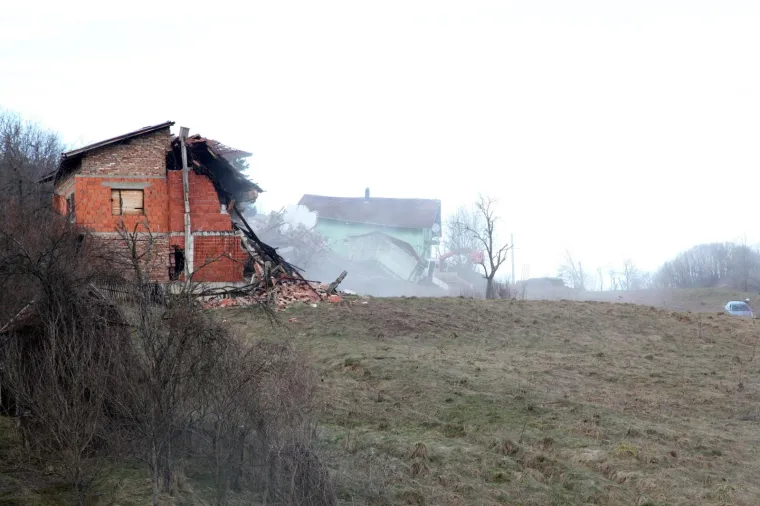 Prije godinu dana zbog klizi&scaron;ta uru&scaron;ile su se kuće na Starom putu u Hrvatskoj Kostajnici. Tridesetak ljudi tada je ostalo bez krova nad glavom.