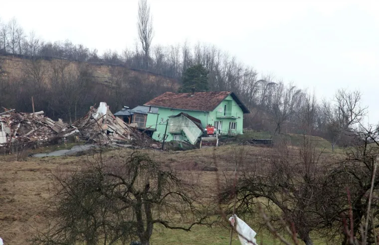 Prije godinu dana zbog klizi&scaron;ta uru&scaron;ile su se kuće na Starom putu u Hrvatskoj Kostajnici. Tridesetak ljudi tada je ostalo bez krova nad glavom.