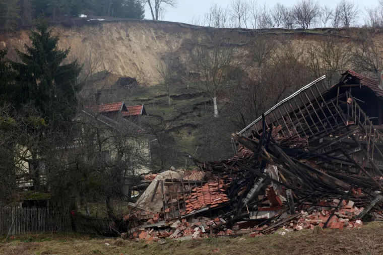 Prije godinu dana zbog klizi&scaron;ta uru&scaron;ile su se kuće na Starom putu u Hrvatskoj Kostajnici. Tridesetak ljudi tada je ostalo bez krova nad glavom.