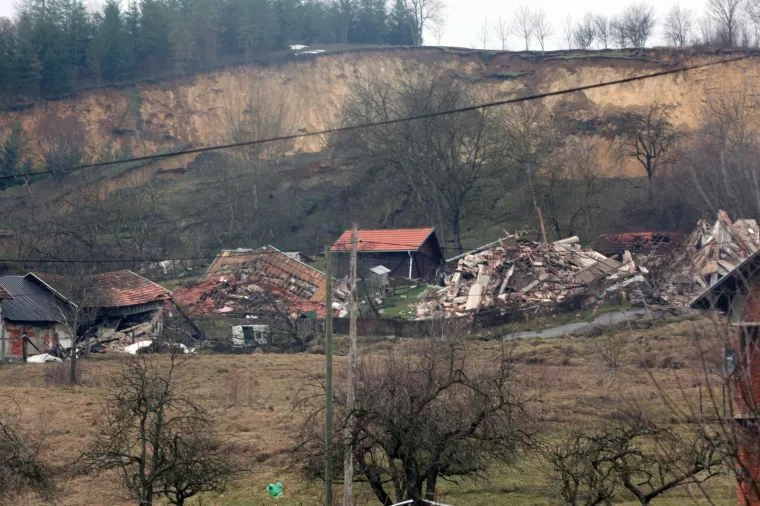 Prije godinu dana zbog klizi&scaron;ta uru&scaron;ile su se kuće na Starom putu u Hrvatskoj Kostajnici. Tridesetak ljudi tada je ostalo bez krova nad glavom.