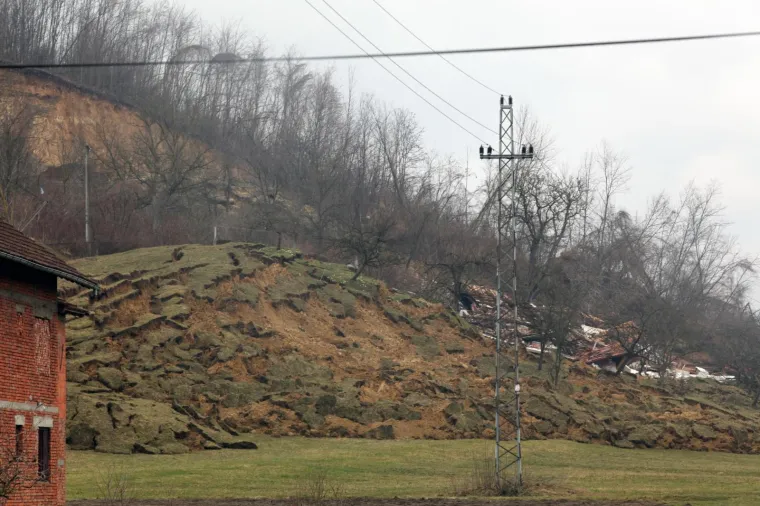 Prije godinu dana zbog klizi&scaron;ta uru&scaron;ile su se kuće na Starom putu u Hrvatskoj Kostajnici. Tridesetak ljudi tada je ostalo bez krova nad glavom.