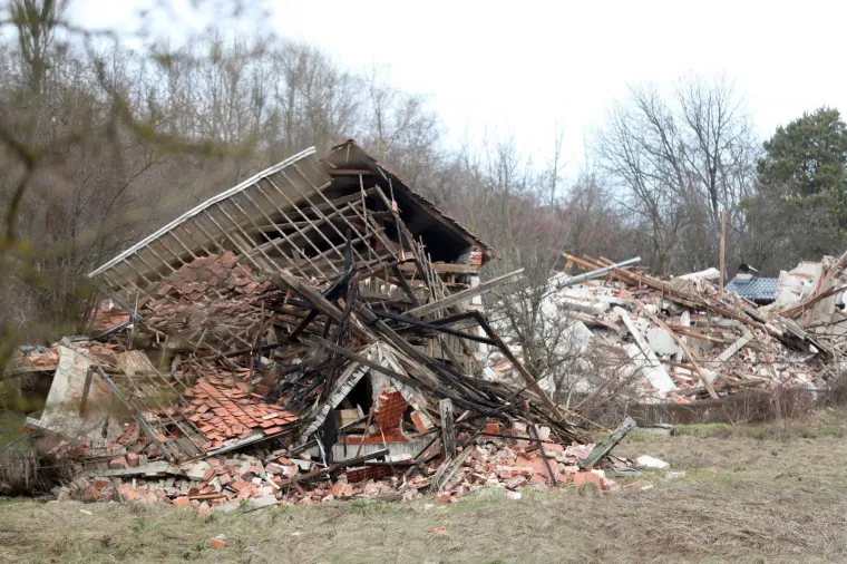 Prije godinu dana zbog klizi&scaron;ta uru&scaron;ile su se kuće na Starom putu u Hrvatskoj Kostajnici. Tridesetak ljudi tada je ostalo bez krova nad glavom.
