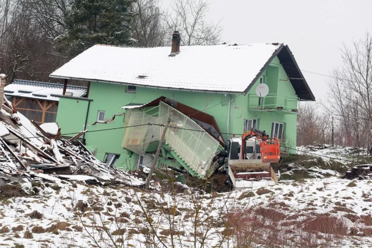 Prije godinu dana zbog klizi&scaron;ta uru&scaron;ile su se kuće na Starom putu u Hrvatskoj Kostajnici. Tridesetak ljudi tada je ostalo bez krova nad glavom.
