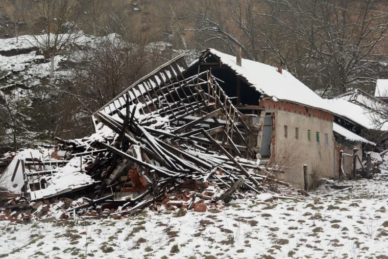 Prije godinu dana zbog klizi&scaron;ta uru&scaron;ile su se kuće na Starom putu u Hrvatskoj Kostajnici. Tridesetak ljudi tada je ostalo bez krova nad glavom.