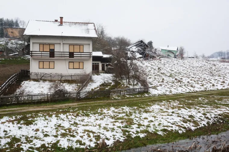 Prije godinu dana zbog klizi&scaron;ta uru&scaron;ile su se kuće na Starom putu u Hrvatskoj Kostajnici. Tridesetak ljudi tada je ostalo bez krova nad glavom.