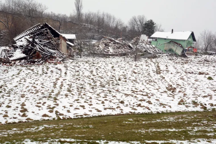 Prije godinu dana zbog klizi&scaron;ta uru&scaron;ile su se kuće na Starom putu u Hrvatskoj Kostajnici. Tridesetak ljudi tada je ostalo bez krova nad glavom.