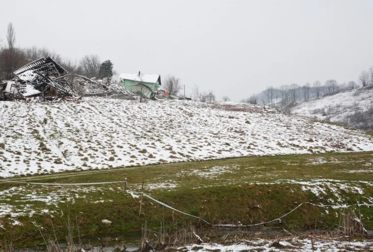 Prije godinu dana zbog klizi&scaron;ta uru&scaron;ile su se kuće na Starom putu u Hrvatskoj Kostajnici. Tridesetak ljudi tada je ostalo bez krova nad glavom.
