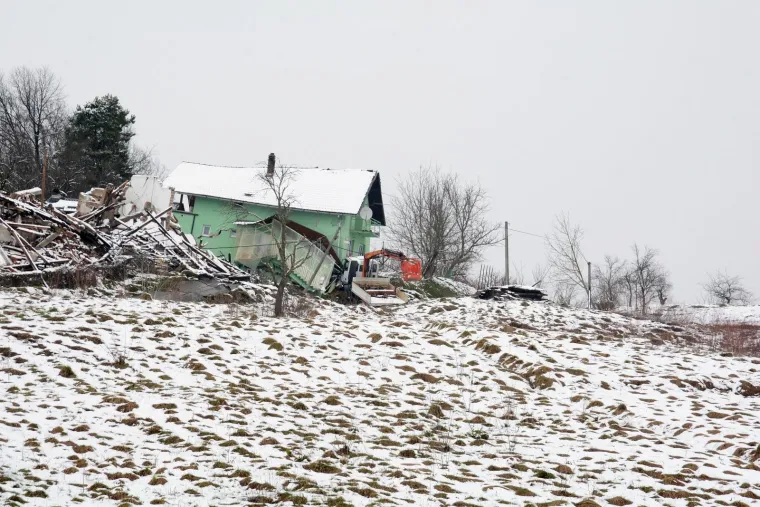 Prije godinu dana zbog klizi&scaron;ta uru&scaron;ile su se kuće na Starom putu u Hrvatskoj Kostajnici. Tridesetak ljudi tada je ostalo bez krova nad glavom.