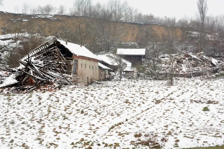 Prije godinu dana zbog klizi&scaron;ta uru&scaron;ile su se kuće na Starom putu u Hrvatskoj Kostajnici. Tridesetak ljudi tada je ostalo bez krova nad glavom.