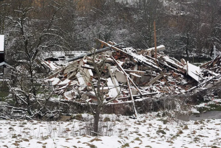 Prije godinu dana zbog klizi&scaron;ta uru&scaron;ile su se kuće na Starom putu u Hrvatskoj Kostajnici. Tridesetak ljudi tada je ostalo bez krova nad glavom.