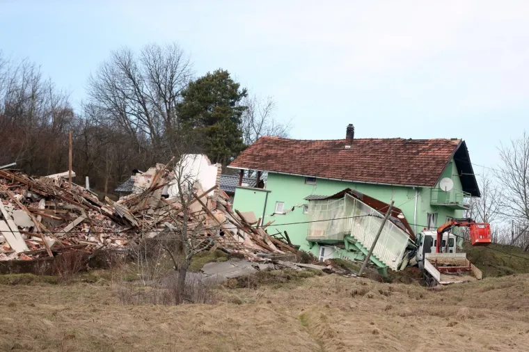 Prije godinu dana zbog klizi&scaron;ta uru&scaron;ile su se kuće na Starom putu u Hrvatskoj Kostajnici. Tridesetak ljudi tada je ostalo bez krova nad glavom.