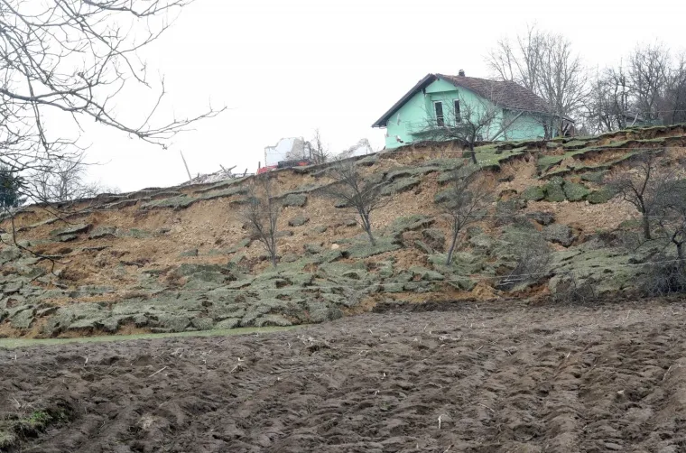 Prije godinu dana zbog klizi&scaron;ta uru&scaron;ile su se kuće na Starom putu u Hrvatskoj Kostajnici. Tridesetak ljudi tada je ostalo bez krova nad glavom.