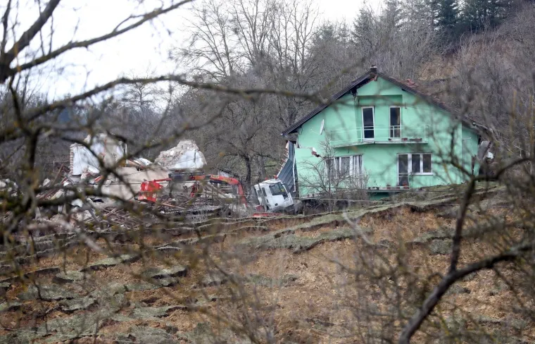 Prije godinu dana zbog klizi&scaron;ta uru&scaron;ile su se kuće na Starom putu u Hrvatskoj Kostajnici. Tridesetak ljudi tada je ostalo bez krova nad glavom.