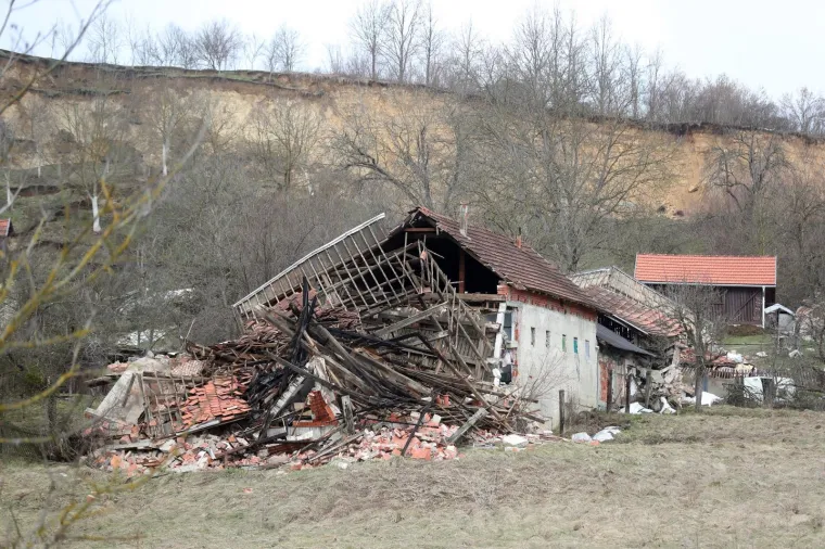 Prije godinu dana zbog klizi&scaron;ta uru&scaron;ile su se kuće na Starom putu u Hrvatskoj Kostajnici. Tridesetak ljudi tada je ostalo bez krova nad glavom.