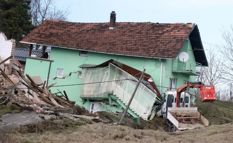 Prije godinu dana zbog klizi&scaron;ta uru&scaron;ile su se kuće na Starom putu u Hrvatskoj Kostajnici. Tridesetak ljudi tada je ostalo bez krova nad glavom.