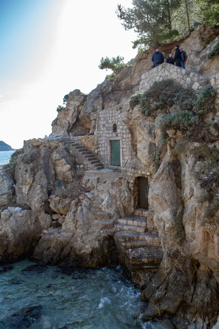 IZVODILI NEZAKONITE RADOVE NA STIJENI PODNO TVRĐAVICE LOVRIJENAC: Grad Dubrovnik podnio kaznenu prijavu