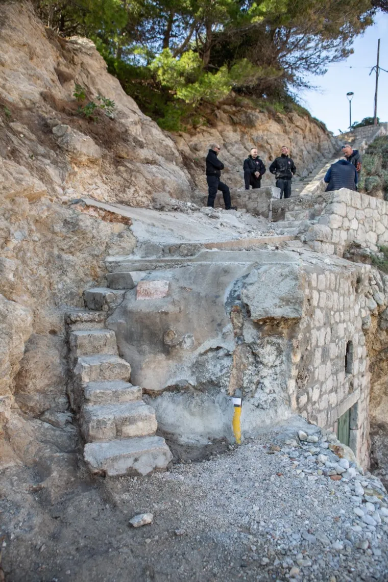 IZVODILI NEZAKONITE RADOVE NA STIJENI PODNO TVRĐAVICE LOVRIJENAC: Grad Dubrovnik podnio kaznenu prijavu