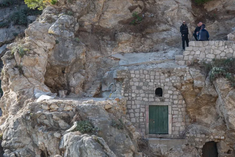 IZVODILI NEZAKONITE RADOVE NA STIJENI PODNO TVRĐAVICE LOVRIJENAC: Grad Dubrovnik podnio kaznenu prijavu